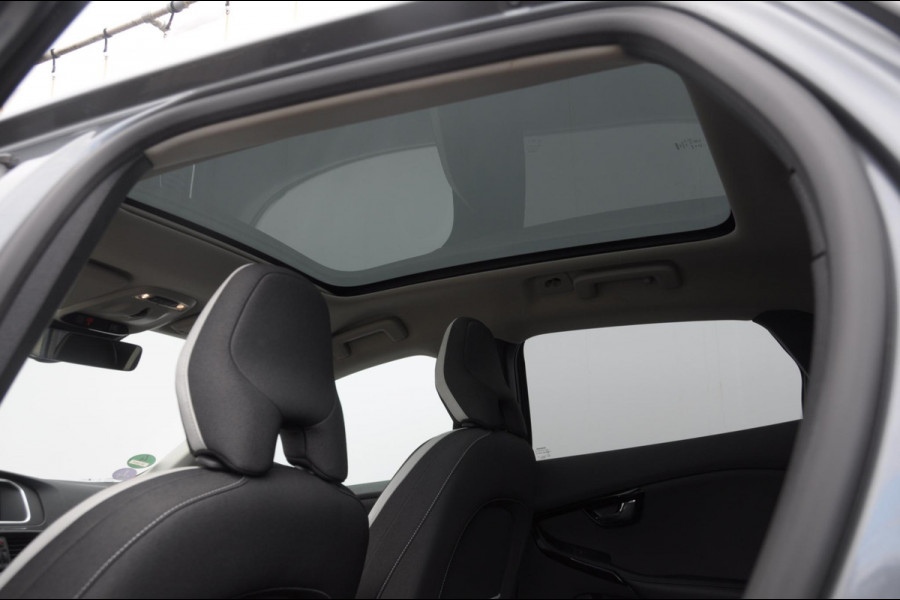 Volvo V40 T3 152PK Dynamic Edition / Cruise control / Panoramadak / Parkeeren met camera / Harman kardon audio / Standkachel / Stoelverwarming