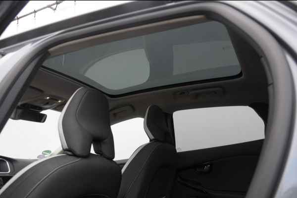 Volvo V40 T3 152PK Dynamic Edition / Cruise control / Panoramadak / Parkeeren met camera / Harman kardon audio / Standkachel / Stoelverwarming