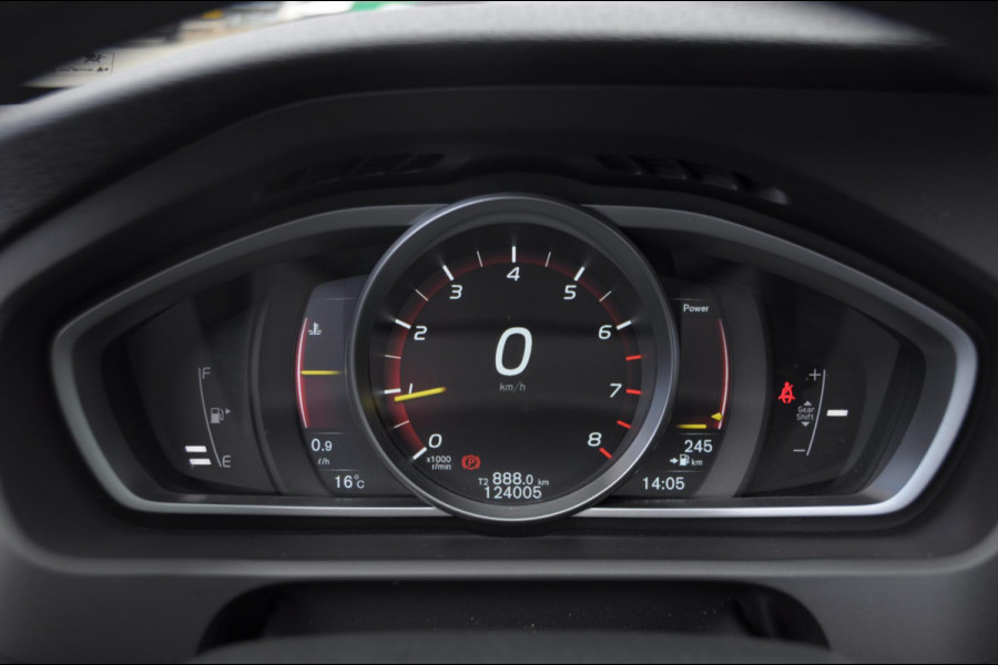 Volvo V40 T3 152PK Dynamic Edition / Cruise control / Panoramadak / Parkeeren met camera / Harman kardon audio / Standkachel / Stoelverwarming