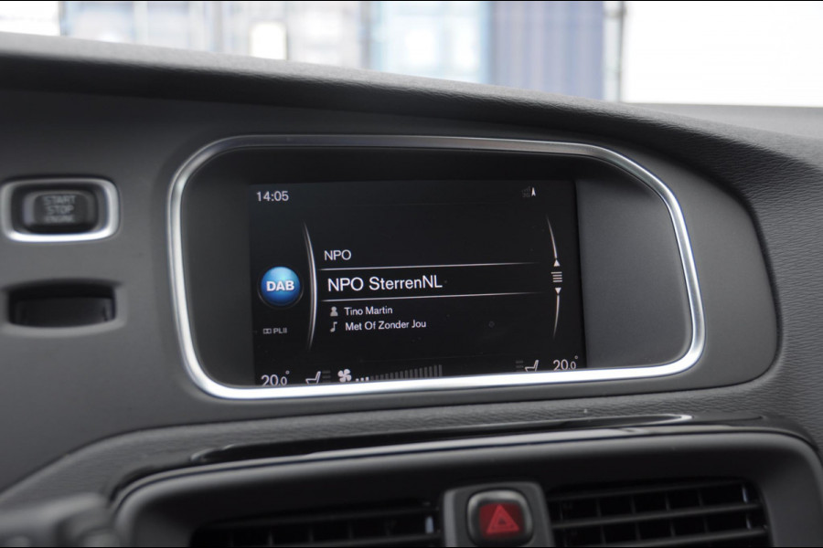 Volvo V40 T3 152PK Dynamic Edition / Cruise control / Panoramadak / Parkeeren met camera / Harman kardon audio / Standkachel / Stoelverwarming