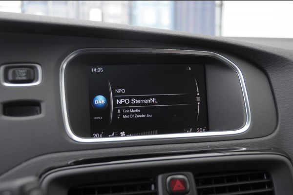 Volvo V40 T3 152PK Dynamic Edition / Cruise control / Panoramadak / Parkeeren met camera / Harman kardon audio / Standkachel / Stoelverwarming