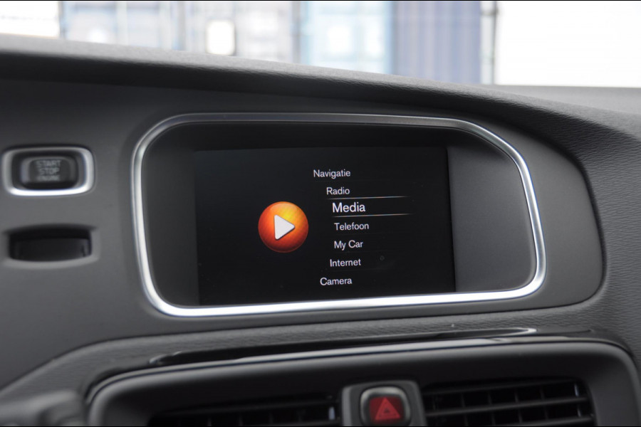 Volvo V40 T3 152PK Dynamic Edition / Cruise control / Panoramadak / Parkeeren met camera / Harman kardon audio / Standkachel / Stoelverwarming