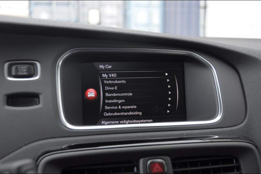 Volvo V40 T3 152PK Dynamic Edition / Cruise control / Panoramadak / Parkeeren met camera / Harman kardon audio / Standkachel / Stoelverwarming