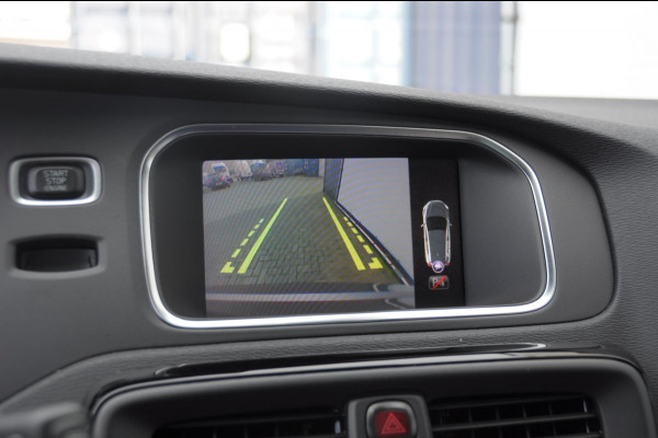 Volvo V40 T3 152PK Dynamic Edition / Cruise control / Panoramadak / Parkeeren met camera / Harman kardon audio / Standkachel / Stoelverwarming