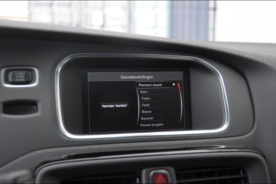Volvo V40 T3 152PK Dynamic Edition / Cruise control / Panoramadak / Parkeeren met camera / Harman kardon audio / Standkachel / Stoelverwarming