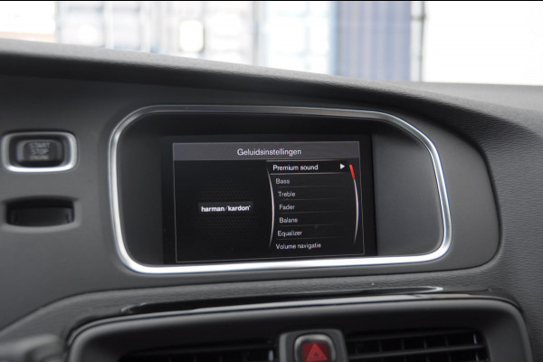 Volvo V40 T3 152PK Dynamic Edition / Cruise control / Panoramadak / Parkeeren met camera / Harman kardon audio / Standkachel / Stoelverwarming