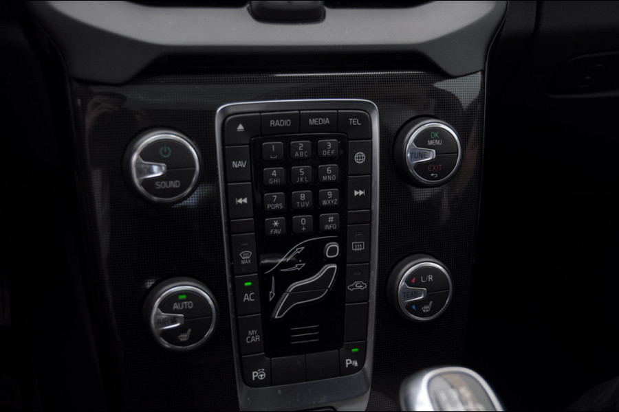Volvo V40 T3 152PK Dynamic Edition / Cruise control / Panoramadak / Parkeeren met camera / Harman kardon audio / Standkachel / Stoelverwarming