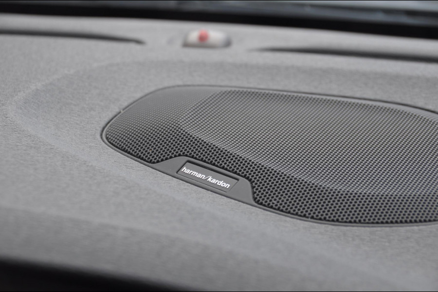 Volvo V40 T3 152PK Dynamic Edition / Cruise control / Panoramadak / Parkeeren met camera / Harman kardon audio / Standkachel / Stoelverwarming
