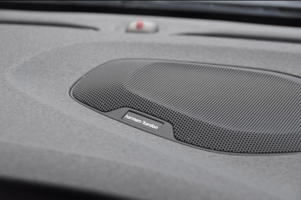 Volvo V40 T3 152PK Dynamic Edition / Cruise control / Panoramadak / Parkeeren met camera / Harman kardon audio / Standkachel / Stoelverwarming