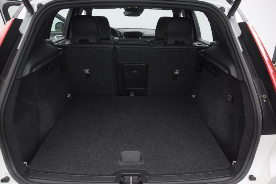 Volvo XC40 T5 262PK Automaat Recharge R-Design / BLIS / Stoel - en stuurwielverwarming / Leder met alcantara interieur / Parkeersensoren met 360 camera / Keyless entry / Elektrische stoelen met geheugen / Panoramadak / Harman kardon Volvo XC40 T5 262PK Automaat Recharge R-Design / BLIS / Stoel - en stuurwielverwarming / Leder met alcantara interieur / Parkeersensoren met 360 camera / Keyless entry / Elektrische stoelen met geheugen / Panoramadak / Harman kardon