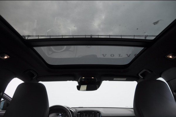 Volvo XC40 T5 262PK Automaat Recharge R-Design / BLIS / Stoel - en stuurwielverwarming / Leder met alcantara interieur / Parkeersensoren met 360 camera / Keyless entry / Elektrische stoelen met geheugen / Panoramadak / Harman kardon Volvo XC40 T5 262PK Automaat Recharge R-Design / BLIS / Stoel - en stuurwielverwarming / Leder met alcantara interieur / Parkeersensoren met 360 camera / Keyless entry / Elektrische stoelen met geheugen / Panoramadak / Harman kardon