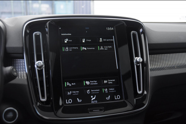 Volvo XC40 T5 262PK Automaat Recharge R-Design / BLIS / Stoel - en stuurwielverwarming / Leder met alcantara interieur / Parkeersensoren met 360 camera / Keyless entry / Elektrische stoelen met geheugen / Panoramadak / Harman kardon Volvo XC40 T5 262PK Automaat Recharge R-Design / BLIS / Stoel - en stuurwielverwarming / Leder met alcantara interieur / Parkeersensoren met 360 camera / Keyless entry / Elektrische stoelen met geheugen / Panoramadak / Harman kardon