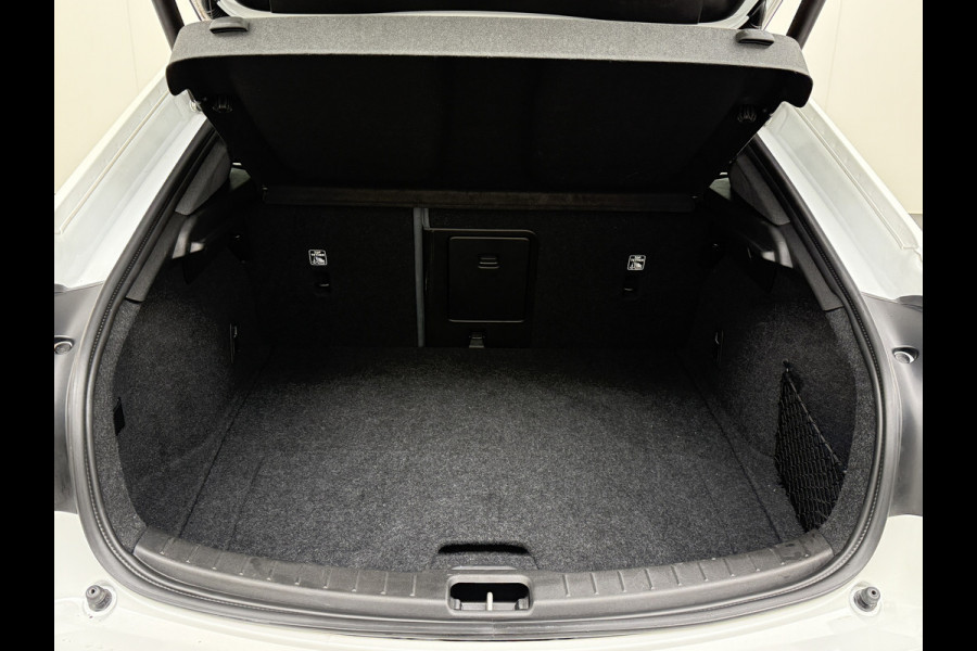 Polestar 2 AUT. 408 pk Long Range Dual Motor SOH 97,5% 78kWh Panorama-Dak Harman&Kardon® Electr.Stoelen Verwarmd+Achterbank+Stuur Adaptive- Verkeersbord detectie Regen-Lichtsensor Virtual-Cockpit Home-Link Bots waarschuwing Autonoom-Rem Lane Assist Keyless Connected 1e Eigenaar Origineel Nederlandse Auto 1.500kg Trekvermogen 660Nm! € 61.000 nieuw!