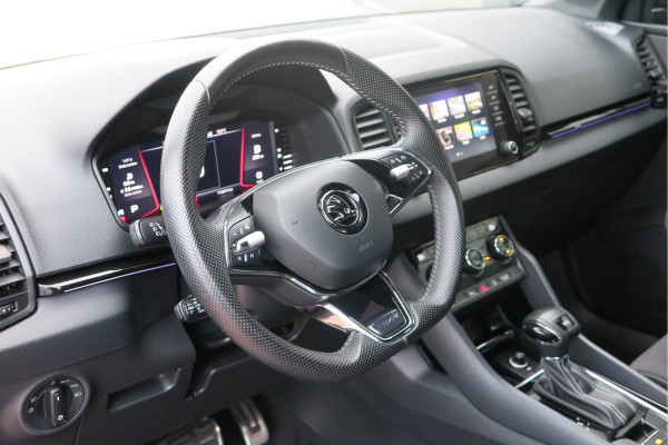 Škoda Karoq 1.5 TSI ACT 150pk Sportline Business Stoelverwarming , Led verlichting , DAB+ radio , Carplay ,Canton sound systeem, Achteruitrijcamera , Parkeersensoren ,Electr. achterklep ,etc. Škoda Karoq 1.5 TSI ACT 150pk Sportline Business Stoelverwarming , Led verlichting , DAB+ radio , Carplay ,Canton sound systeem, Achteruitrijcamera , Parkeersensoren ,Electr. achterklep ,etc.