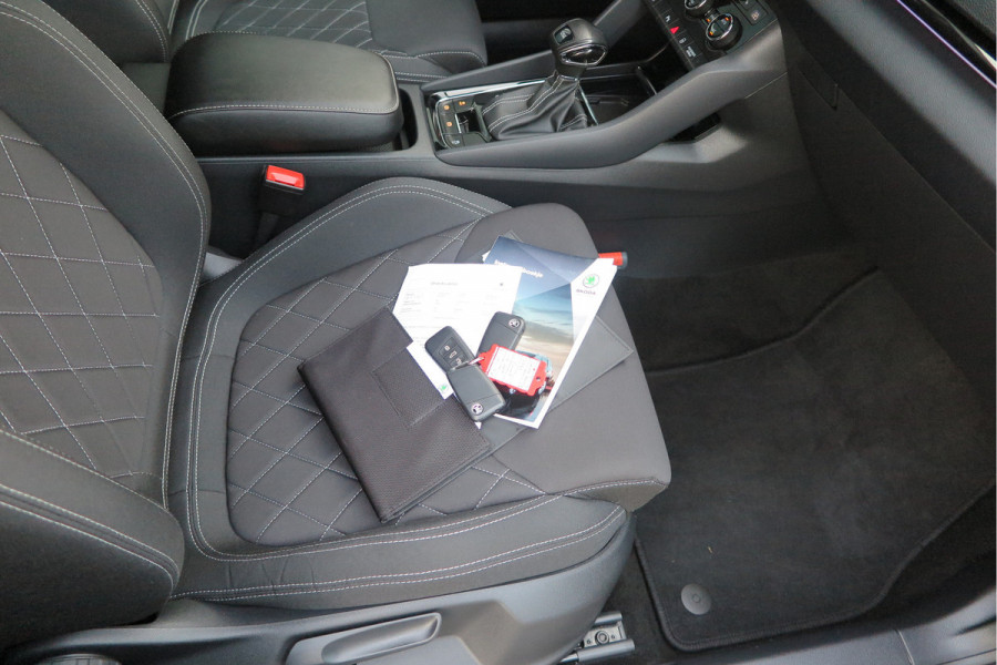 Škoda Karoq 1.5 TSI ACT 150pk Sportline Business Stoelverwarming , Led verlichting , DAB+ radio , Carplay ,Canton sound systeem, Achteruitrijcamera , Parkeersensoren ,Electr. achterklep ,etc. Škoda Karoq 1.5 TSI ACT 150pk Sportline Business Stoelverwarming , Led verlichting , DAB+ radio , Carplay ,Canton sound systeem, Achteruitrijcamera , Parkeersensoren ,Electr. achterklep ,etc.