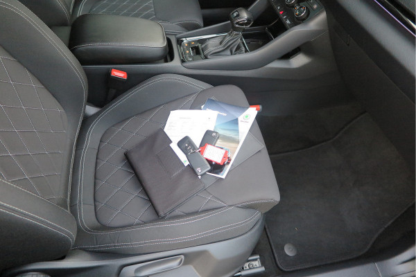 Škoda Karoq 1.5 TSI ACT 150pk Sportline Business Stoelverwarming , Led verlichting , DAB+ radio , Carplay ,Canton sound systeem, Achteruitrijcamera , Parkeersensoren ,Electr. achterklep ,etc. Škoda Karoq 1.5 TSI ACT 150pk Sportline Business Stoelverwarming , Led verlichting , DAB+ radio , Carplay ,Canton sound systeem, Achteruitrijcamera , Parkeersensoren ,Electr. achterklep ,etc.