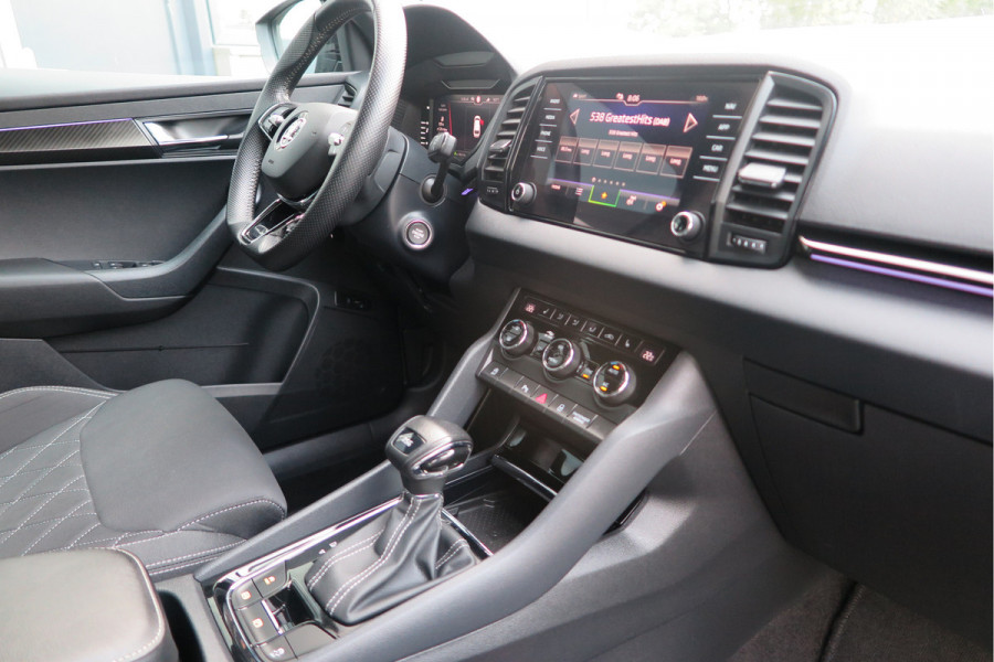 Škoda Karoq 1.5 TSI ACT 150pk Sportline Business Stoelverwarming , Led verlichting , DAB+ radio , Carplay ,Canton sound systeem, Achteruitrijcamera , Parkeersensoren ,Electr. achterklep ,etc. Škoda Karoq 1.5 TSI ACT 150pk Sportline Business Stoelverwarming , Led verlichting , DAB+ radio , Carplay ,Canton sound systeem, Achteruitrijcamera , Parkeersensoren ,Electr. achterklep ,etc.