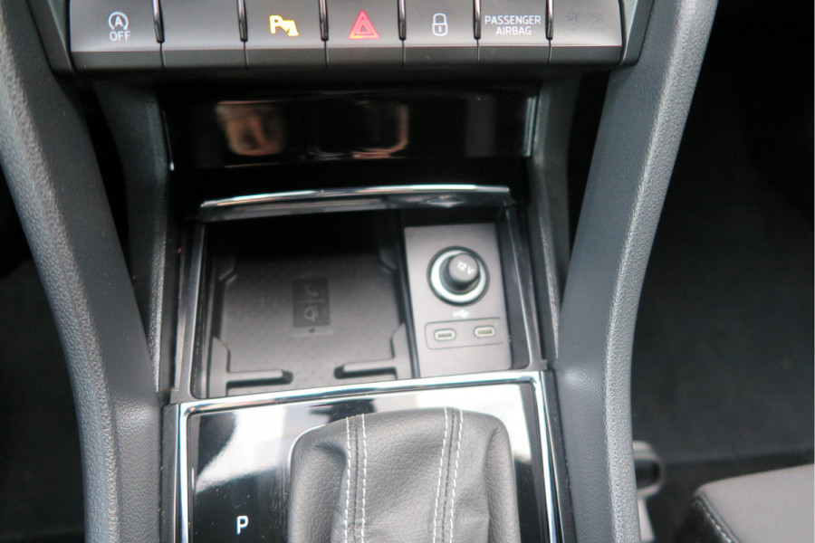 Škoda Karoq 1.5 TSI ACT 150pk Sportline Business Stoelverwarming , Led verlichting , DAB+ radio , Carplay ,Canton sound systeem, Achteruitrijcamera , Parkeersensoren ,Electr. achterklep ,etc. Škoda Karoq 1.5 TSI ACT 150pk Sportline Business Stoelverwarming , Led verlichting , DAB+ radio , Carplay ,Canton sound systeem, Achteruitrijcamera , Parkeersensoren ,Electr. achterklep ,etc.