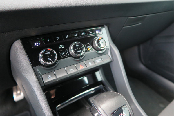 Škoda Karoq 1.5 TSI ACT 150pk Sportline Business Stoelverwarming , Led verlichting , DAB+ radio , Carplay ,Canton sound systeem, Achteruitrijcamera , Parkeersensoren ,Electr. achterklep ,etc. Škoda Karoq 1.5 TSI ACT 150pk Sportline Business Stoelverwarming , Led verlichting , DAB+ radio , Carplay ,Canton sound systeem, Achteruitrijcamera , Parkeersensoren ,Electr. achterklep ,etc.