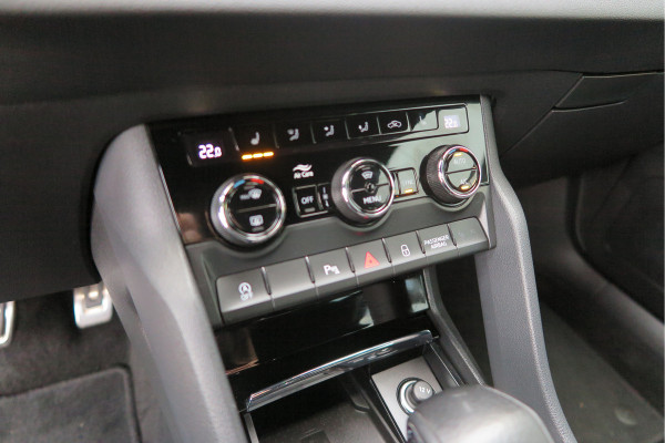 Škoda Karoq 1.5 TSI ACT 150pk Sportline Business Stoelverwarming , Led verlichting , DAB+ radio , Carplay ,Canton sound systeem, Achteruitrijcamera , Parkeersensoren ,Electr. achterklep ,etc. Škoda Karoq 1.5 TSI ACT 150pk Sportline Business Stoelverwarming , Led verlichting , DAB+ radio , Carplay ,Canton sound systeem, Achteruitrijcamera , Parkeersensoren ,Electr. achterklep ,etc.