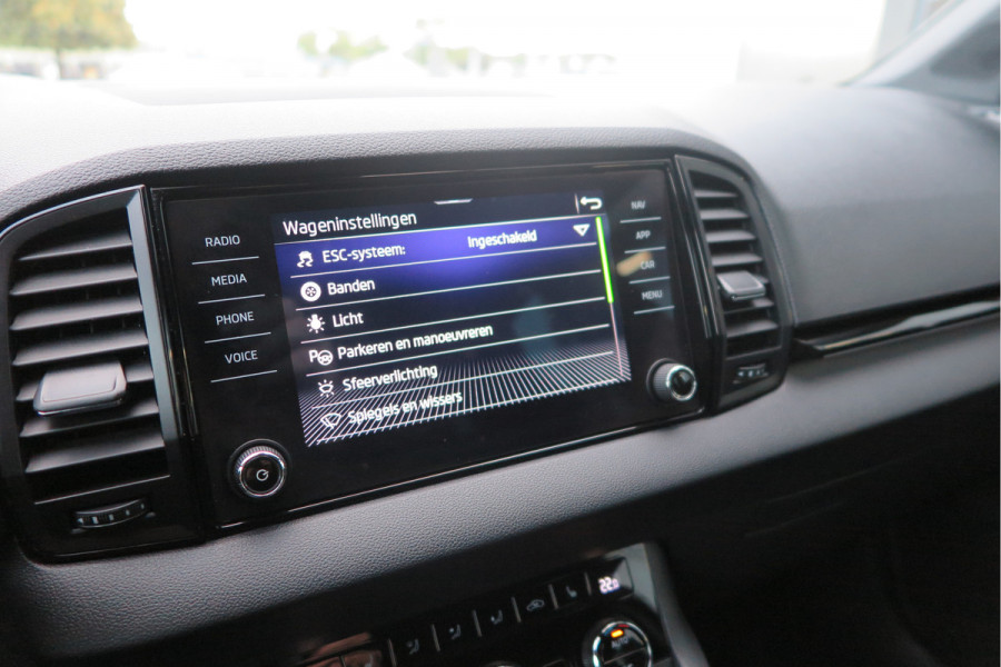 Škoda Karoq 1.5 TSI ACT 150pk Sportline Business Stoelverwarming , Led verlichting , DAB+ radio , Carplay ,Canton sound systeem, Achteruitrijcamera , Parkeersensoren ,Electr. achterklep ,etc. Škoda Karoq 1.5 TSI ACT 150pk Sportline Business Stoelverwarming , Led verlichting , DAB+ radio , Carplay ,Canton sound systeem, Achteruitrijcamera , Parkeersensoren ,Electr. achterklep ,etc.