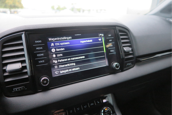 Škoda Karoq 1.5 TSI ACT 150pk Sportline Business Stoelverwarming , Led verlichting , DAB+ radio , Carplay ,Canton sound systeem, Achteruitrijcamera , Parkeersensoren ,Electr. achterklep ,etc. Škoda Karoq 1.5 TSI ACT 150pk Sportline Business Stoelverwarming , Led verlichting , DAB+ radio , Carplay ,Canton sound systeem, Achteruitrijcamera , Parkeersensoren ,Electr. achterklep ,etc.