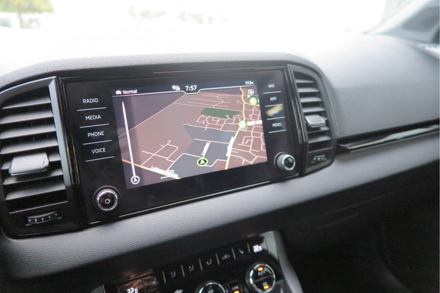 Škoda Karoq 1.5 TSI ACT 150pk Sportline Business Stoelverwarming , Led verlichting , DAB+ radio , Carplay ,Canton sound systeem, Achteruitrijcamera , Parkeersensoren ,Electr. achterklep ,etc. Škoda Karoq 1.5 TSI ACT 150pk Sportline Business Stoelverwarming , Led verlichting , DAB+ radio , Carplay ,Canton sound systeem, Achteruitrijcamera , Parkeersensoren ,Electr. achterklep ,etc.