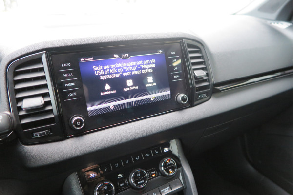 Škoda Karoq 1.5 TSI ACT 150pk Sportline Business Stoelverwarming , Led verlichting , DAB+ radio , Carplay ,Canton sound systeem, Achteruitrijcamera , Parkeersensoren ,Electr. achterklep ,etc. Škoda Karoq 1.5 TSI ACT 150pk Sportline Business Stoelverwarming , Led verlichting , DAB+ radio , Carplay ,Canton sound systeem, Achteruitrijcamera , Parkeersensoren ,Electr. achterklep ,etc.