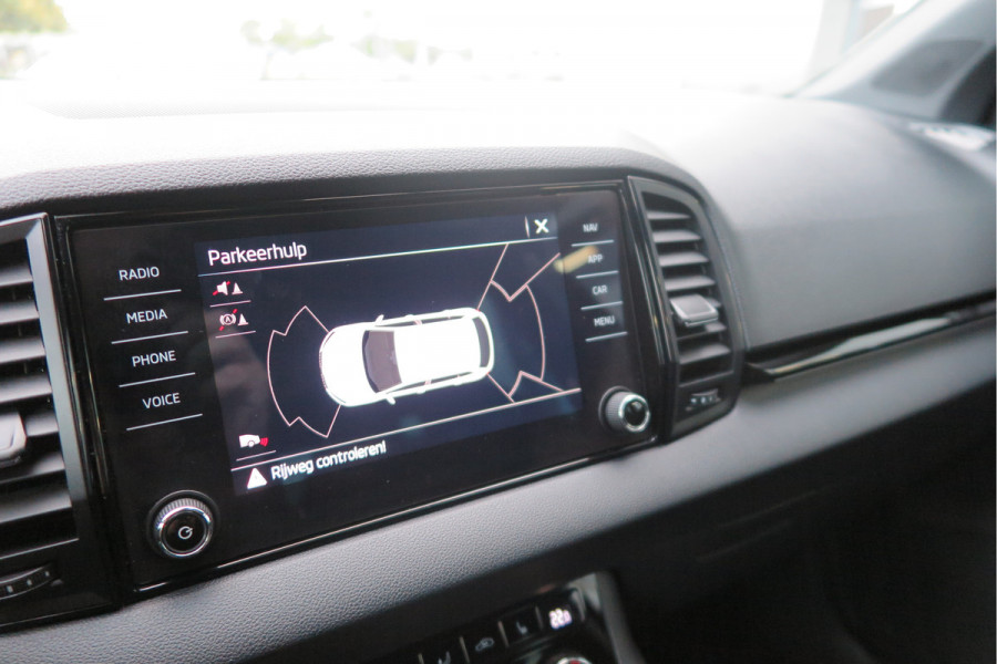 Škoda Karoq 1.5 TSI ACT 150pk Sportline Business Stoelverwarming , Led verlichting , DAB+ radio , Carplay ,Canton sound systeem, Achteruitrijcamera , Parkeersensoren ,Electr. achterklep ,etc. Škoda Karoq 1.5 TSI ACT 150pk Sportline Business Stoelverwarming , Led verlichting , DAB+ radio , Carplay ,Canton sound systeem, Achteruitrijcamera , Parkeersensoren ,Electr. achterklep ,etc.