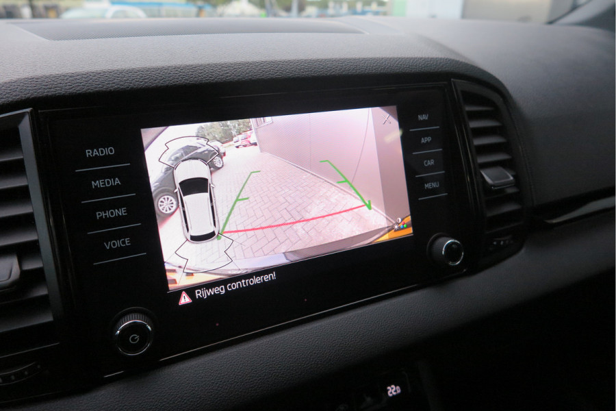 Škoda Karoq 1.5 TSI ACT 150pk Sportline Business Stoelverwarming , Led verlichting , DAB+ radio , Carplay ,Canton sound systeem, Achteruitrijcamera , Parkeersensoren ,Electr. achterklep ,etc. Škoda Karoq 1.5 TSI ACT 150pk Sportline Business Stoelverwarming , Led verlichting , DAB+ radio , Carplay ,Canton sound systeem, Achteruitrijcamera , Parkeersensoren ,Electr. achterklep ,etc.