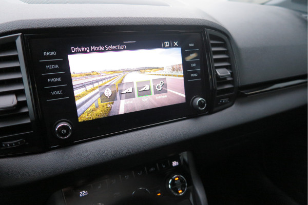 Škoda Karoq 1.5 TSI ACT 150pk Sportline Business Stoelverwarming , Led verlichting , DAB+ radio , Carplay ,Canton sound systeem, Achteruitrijcamera , Parkeersensoren ,Electr. achterklep ,etc. Škoda Karoq 1.5 TSI ACT 150pk Sportline Business Stoelverwarming , Led verlichting , DAB+ radio , Carplay ,Canton sound systeem, Achteruitrijcamera , Parkeersensoren ,Electr. achterklep ,etc.