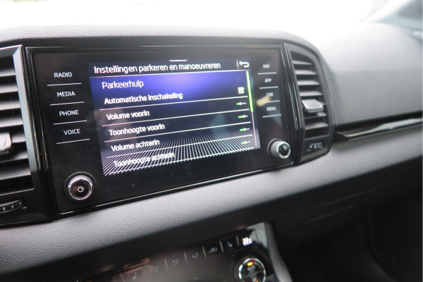 Škoda Karoq 1.5 TSI ACT 150pk Sportline Business Stoelverwarming , Led verlichting , DAB+ radio , Carplay ,Canton sound systeem, Achteruitrijcamera , Parkeersensoren ,Electr. achterklep ,etc. Škoda Karoq 1.5 TSI ACT 150pk Sportline Business Stoelverwarming , Led verlichting , DAB+ radio , Carplay ,Canton sound systeem, Achteruitrijcamera , Parkeersensoren ,Electr. achterklep ,etc.