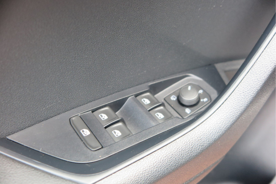 Škoda Karoq 1.5 TSI ACT 150pk Sportline Business Stoelverwarming , Led verlichting , DAB+ radio , Carplay ,Canton sound systeem, Achteruitrijcamera , Parkeersensoren ,Electr. achterklep ,etc. Škoda Karoq 1.5 TSI ACT 150pk Sportline Business Stoelverwarming , Led verlichting , DAB+ radio , Carplay ,Canton sound systeem, Achteruitrijcamera , Parkeersensoren ,Electr. achterklep ,etc.