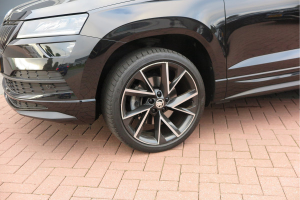 Škoda Karoq 1.5 TSI ACT 150pk Sportline Business Stoelverwarming , Led verlichting , DAB+ radio , Carplay ,Canton sound systeem, Achteruitrijcamera , Parkeersensoren ,Electr. achterklep ,etc. Škoda Karoq 1.5 TSI ACT 150pk Sportline Business Stoelverwarming , Led verlichting , DAB+ radio , Carplay ,Canton sound systeem, Achteruitrijcamera , Parkeersensoren ,Electr. achterklep ,etc.