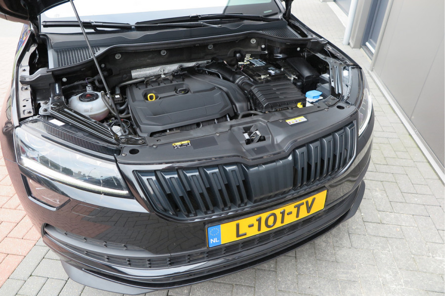 Škoda Karoq 1.5 TSI ACT 150pk Sportline Business Stoelverwarming , Led verlichting , DAB+ radio , Carplay ,Canton sound systeem, Achteruitrijcamera , Parkeersensoren ,Electr. achterklep ,etc. Škoda Karoq 1.5 TSI ACT 150pk Sportline Business Stoelverwarming , Led verlichting , DAB+ radio , Carplay ,Canton sound systeem, Achteruitrijcamera , Parkeersensoren ,Electr. achterklep ,etc.