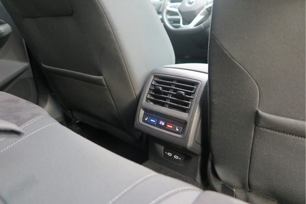 Volkswagen Golf 1.5 eTSI 150pk DSG 1st Edition ,. Pano, Virtual cockpit, LED verl. Electr. bestuurdersstoel met massage , Navigatie , DAB+ Carplay,  Stoelverw etc. Volkswagen Golf 1.5 eTSI 150pk DSG 1st Edition ,. Pano, Virtual cockpit, LED verl. Electr. bestuurdersstoel met massage , Navigatie , DAB+ Carplay,  Stoelverw etc.