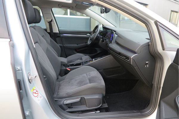 Volkswagen Golf 1.5 eTSI 150pk DSG 1st Edition ,. Pano, Virtual cockpit, LED verl. Electr. bestuurdersstoel met massage , Navigatie , DAB+ Carplay,  Stoelverw etc. Volkswagen Golf 1.5 eTSI 150pk DSG 1st Edition ,. Pano, Virtual cockpit, LED verl. Electr. bestuurdersstoel met massage , Navigatie , DAB+ Carplay,  Stoelverw etc.