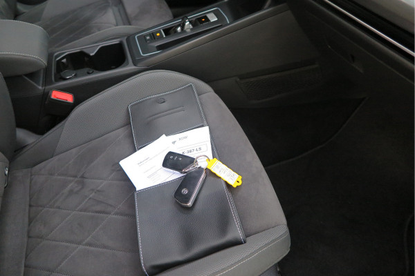 Volkswagen Golf 1.5 eTSI 150pk DSG 1st Edition ,. Pano, Virtual cockpit, LED verl. Electr. bestuurdersstoel met massage , Navigatie , DAB+ Carplay,  Stoelverw etc. Volkswagen Golf 1.5 eTSI 150pk DSG 1st Edition ,. Pano, Virtual cockpit, LED verl. Electr. bestuurdersstoel met massage , Navigatie , DAB+ Carplay,  Stoelverw etc.