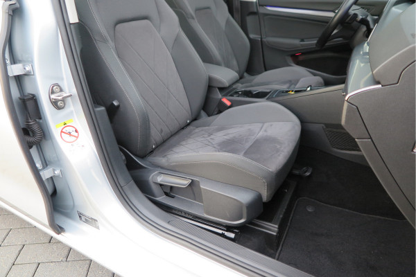 Volkswagen Golf 1.5 eTSI 150pk DSG 1st Edition ,. Pano, Virtual cockpit, LED verl. Electr. bestuurdersstoel met massage , Navigatie , DAB+ Carplay,  Stoelverw etc. Volkswagen Golf 1.5 eTSI 150pk DSG 1st Edition ,. Pano, Virtual cockpit, LED verl. Electr. bestuurdersstoel met massage , Navigatie , DAB+ Carplay,  Stoelverw etc.