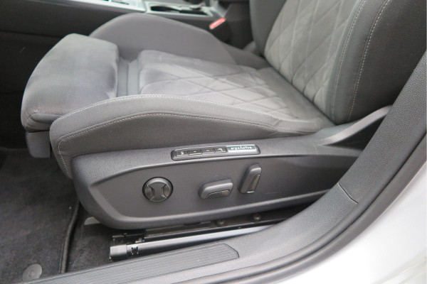 Volkswagen Golf 1.5 eTSI 150pk DSG 1st Edition ,. Pano, Virtual cockpit, LED verl. Electr. bestuurdersstoel met massage , Navigatie , DAB+ Carplay,  Stoelverw etc. Volkswagen Golf 1.5 eTSI 150pk DSG 1st Edition ,. Pano, Virtual cockpit, LED verl. Electr. bestuurdersstoel met massage , Navigatie , DAB+ Carplay,  Stoelverw etc.