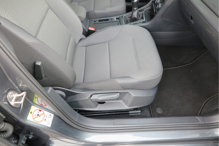 Volkswagen Golf 1.0 TSI 85kw 116pk Comfortline ,6 bak, Adaptive cruise,Carplay, LMV,Parkeersensoren, Navi , Stuurwiel multifunctioneel, etc.