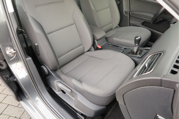Volkswagen Golf 1.0 TSI 85kw 116pk Comfortline ,6 bak, Adaptive cruise,Carplay, LMV,Parkeersensoren, Navi , Stuurwiel multifunctioneel, etc.