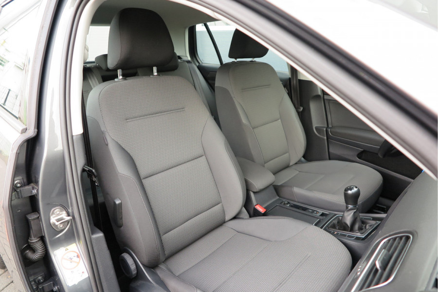 Volkswagen Golf 1.0 TSI 85kw 116pk Comfortline ,6 bak, Adaptive cruise,Carplay, LMV,Parkeersensoren, Navi , Stuurwiel multifunctioneel, etc.