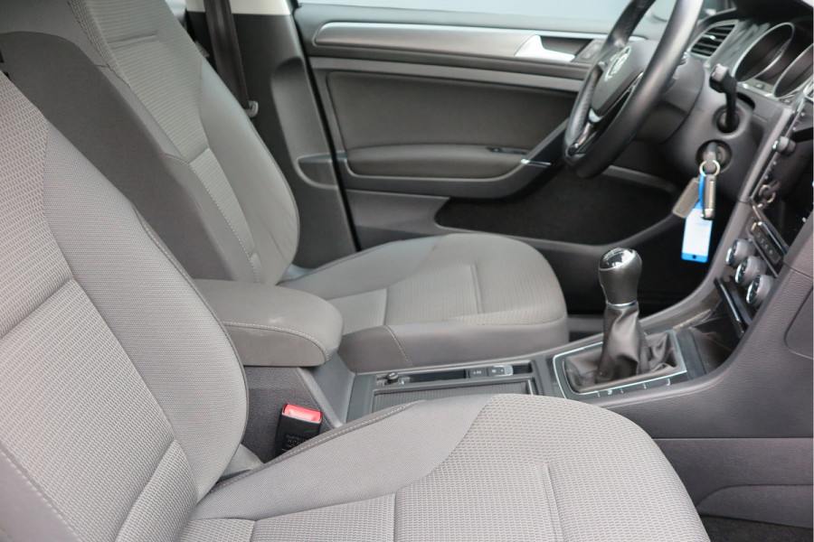 Volkswagen Golf 1.0 TSI 85kw 116pk Comfortline ,6 bak, Adaptive cruise,Carplay, LMV,Parkeersensoren, Navi , Stuurwiel multifunctioneel, etc.