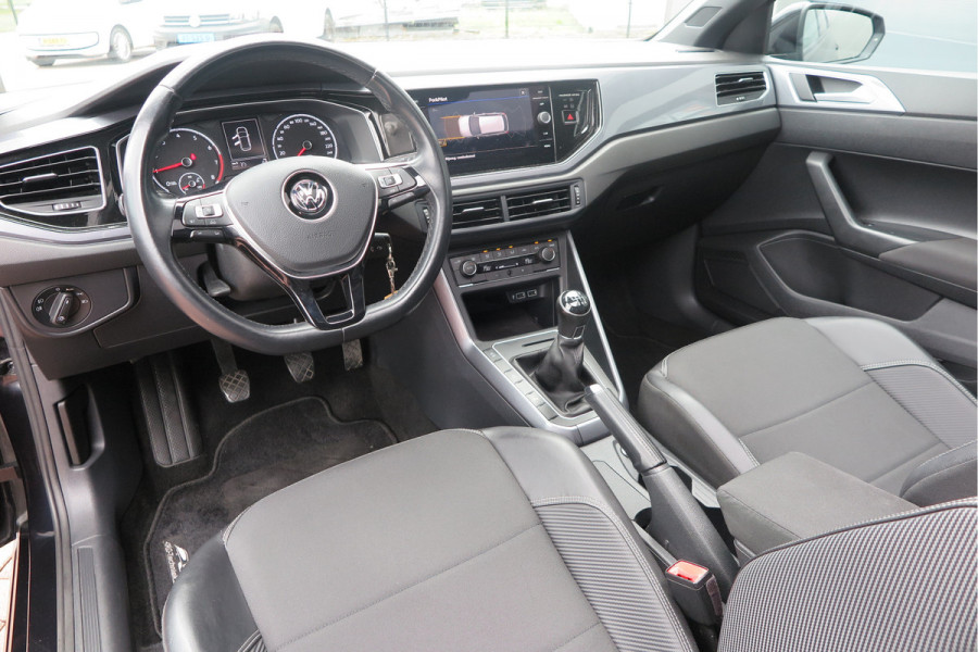 Volkswagen Polo 1.0 TSI 85kw 116pk Highline R-Line , Panoramadak, Led , PDC, Cruise, Carplay , Achteruitrijcamera , Sportstoelen , Actieve demping .DAB+, etc . Volkswagen Polo 1.0 TSI 85kw 116pk Highline R-Line , Panoramadak, Led , PDC, Cruise, Carplay , Achteruitrijcamera , Sportstoelen , Actieve demping .DAB+, etc .
