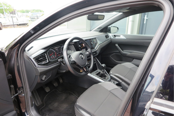 Volkswagen Polo 1.0 TSI 85kw 116pk Highline R-Line , Panoramadak, Led , PDC, Cruise, Carplay , Achteruitrijcamera , Sportstoelen , Actieve demping .DAB+, etc . Volkswagen Polo 1.0 TSI 85kw 116pk Highline R-Line , Panoramadak, Led , PDC, Cruise, Carplay , Achteruitrijcamera , Sportstoelen , Actieve demping .DAB+, etc .