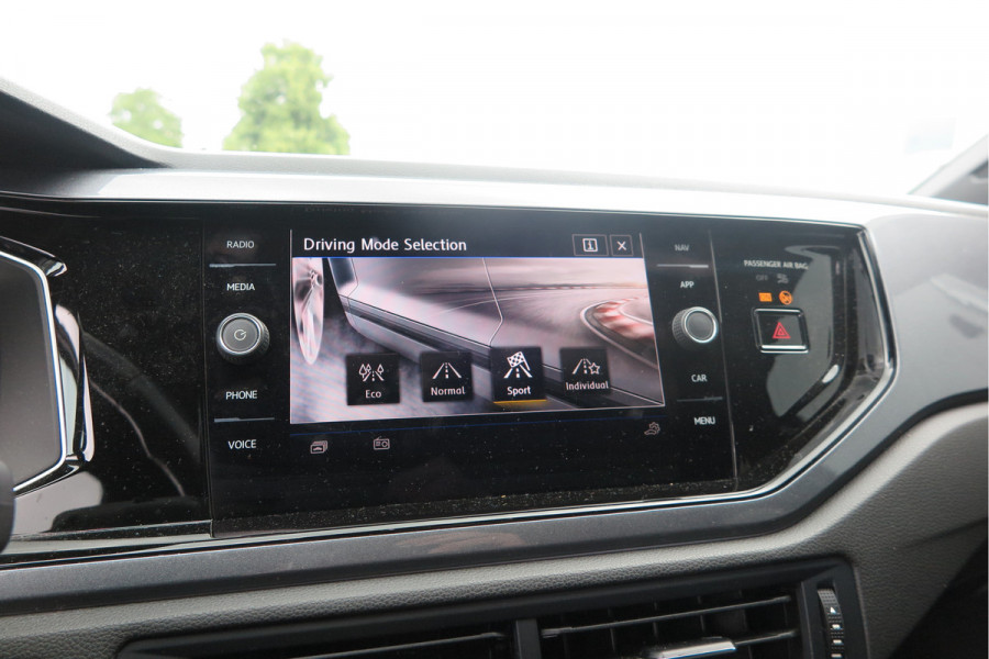 Volkswagen Polo 1.0 TSI 85kw 116pk Highline R-Line , Panoramadak, Led , PDC, Cruise, Carplay , Achteruitrijcamera , Sportstoelen , Actieve demping .DAB+, etc . Volkswagen Polo 1.0 TSI 85kw 116pk Highline R-Line , Panoramadak, Led , PDC, Cruise, Carplay , Achteruitrijcamera , Sportstoelen , Actieve demping .DAB+, etc .