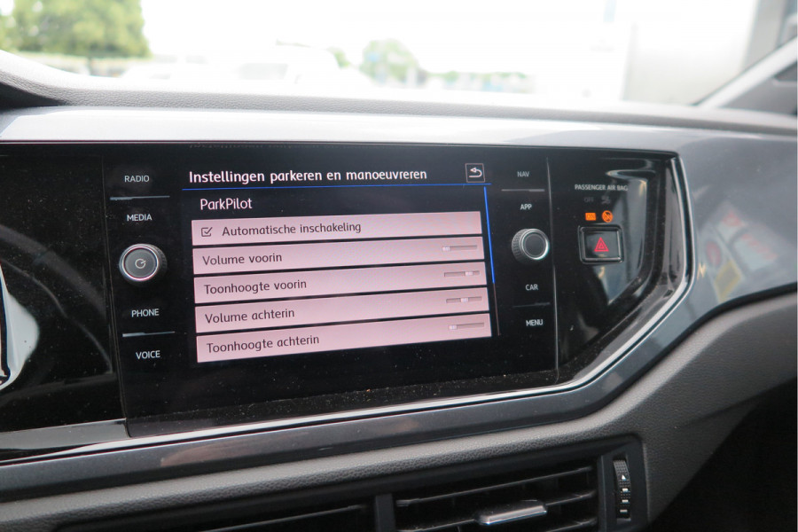 Volkswagen Polo 1.0 TSI 85kw 116pk Highline R-Line , Panoramadak, Led , PDC, Cruise, Carplay , Achteruitrijcamera , Sportstoelen , Actieve demping .DAB+, etc . Volkswagen Polo 1.0 TSI 85kw 116pk Highline R-Line , Panoramadak, Led , PDC, Cruise, Carplay , Achteruitrijcamera , Sportstoelen , Actieve demping .DAB+, etc .