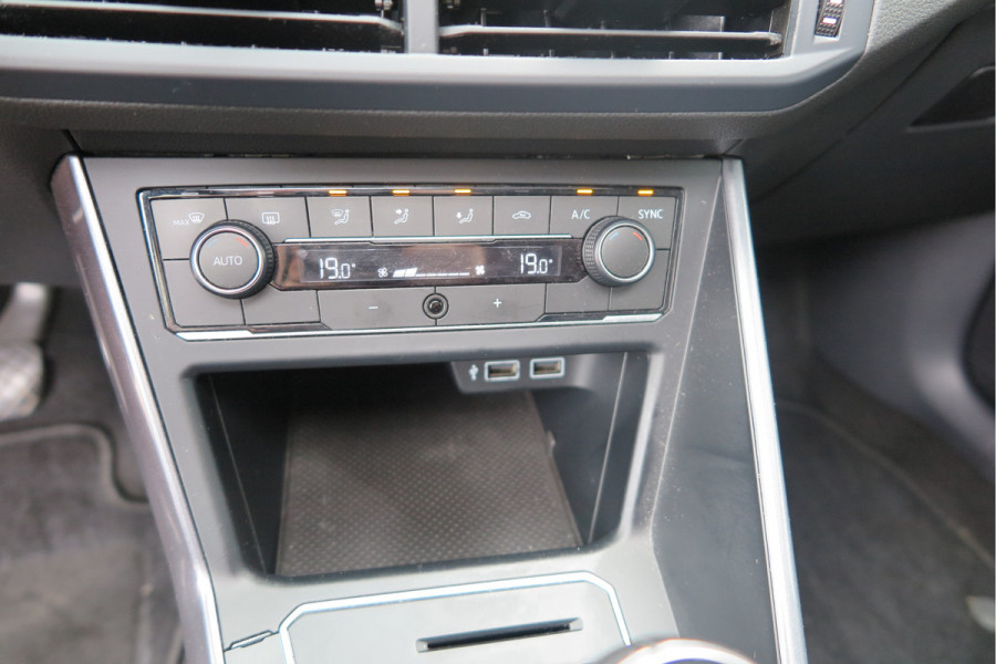 Volkswagen Polo 1.0 TSI 85kw 116pk Highline R-Line , Panoramadak, Led , PDC, Cruise, Carplay , Achteruitrijcamera , Sportstoelen , Actieve demping .DAB+, etc . Volkswagen Polo 1.0 TSI 85kw 116pk Highline R-Line , Panoramadak, Led , PDC, Cruise, Carplay , Achteruitrijcamera , Sportstoelen , Actieve demping .DAB+, etc .