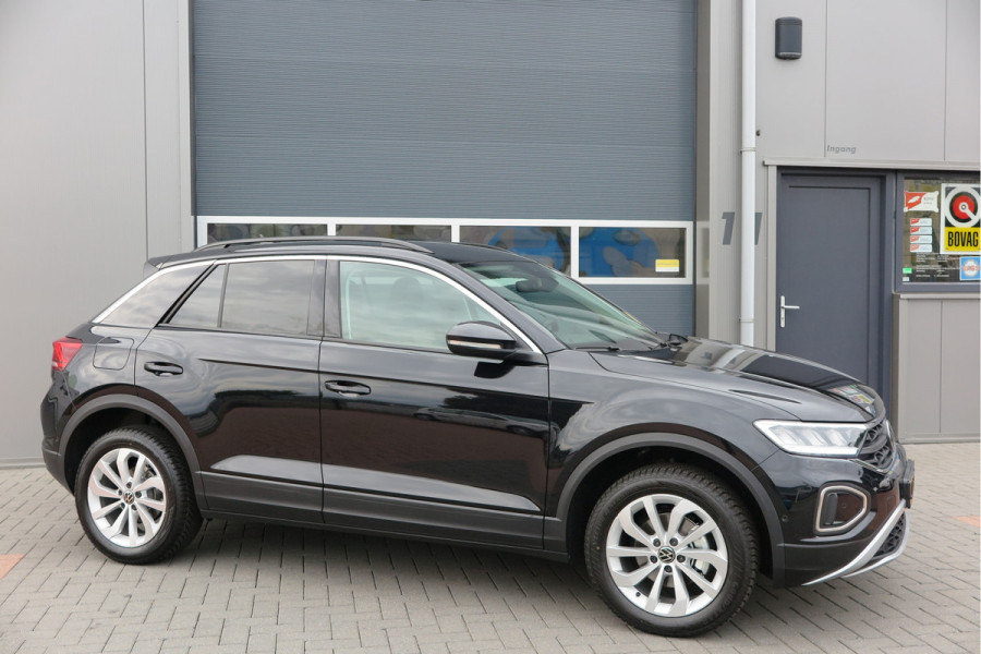 Volkswagen T-Roc 1.5 TSI 150pk DSG Life Edition, Camera,Navigatie,Virtual cockpit, ACC, Carplay ,Keyless ,Led verlichting ,Stoelverwarming, Schakelmogelijkheid stuurwiel, etc. slechts 3000km! Fabrieksgarantie t/m 02-2027. Volkswagen T-Roc 1.5 TSI 150pk DSG Life Edition, Camera,Navigatie,Virtual cockpit, ACC, Carplay ,Keyless ,Led verlichting ,Stoelverwarming, Schakelmogelijkheid stuurwiel, etc. slechts 3000km! Fabrieksgarantie t/m 02-2027.